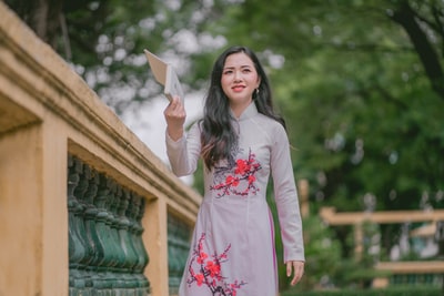 女式白色和红色花连衣裙